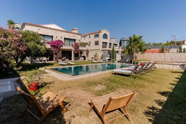 Lüks Villa Kiralama Rehberi Çeşme 2026: Bölge, Fiyat, Kapasite ve Doğru Villa Seçimi
