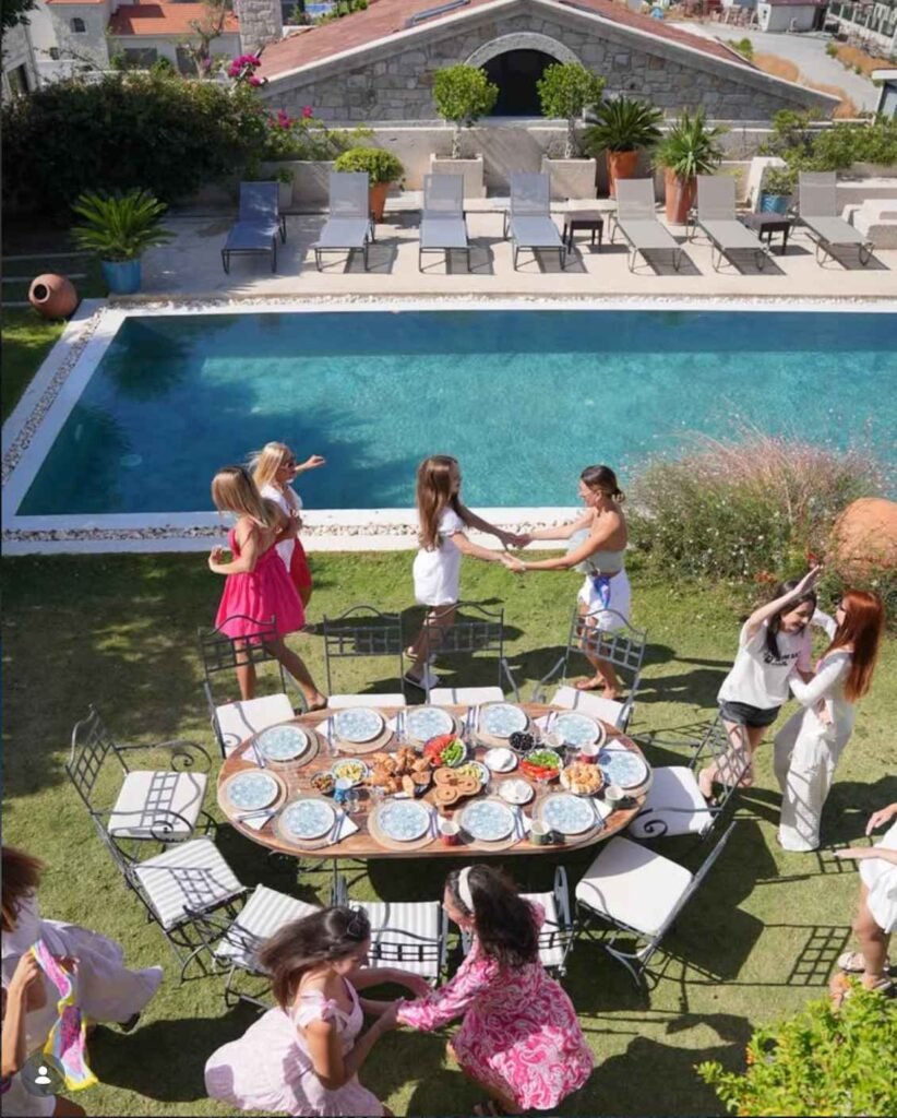 Sezonun İlk Tatili: Villa Sunset Çeşme’de Büyük Buluşma