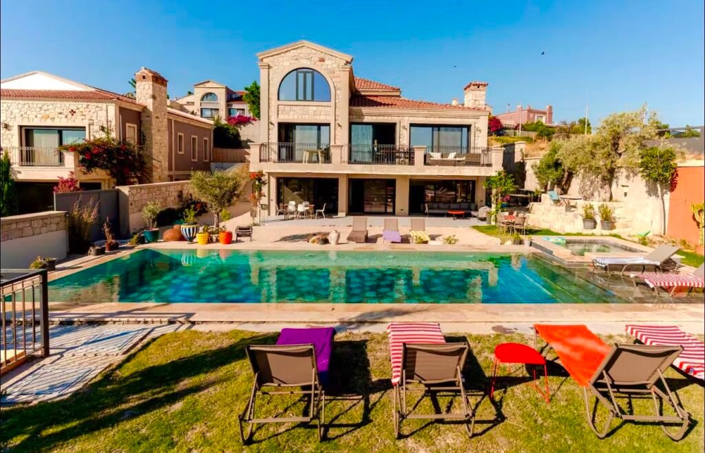 Çeşme’de 10–12 Kişilik Lüks Villa Kiralarken Bilmeniz Gerekenler