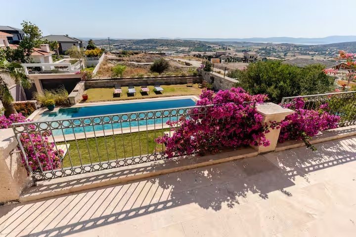 Çeşme’de Deniz Manzaralı Villa Tatili: Gün Batımından Özel Havuza
