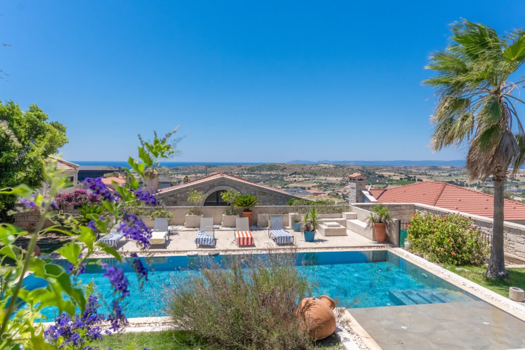 Çeşme mi Alaçatı mı? Villa Kiralarken Konum Nasıl Seçilmeli?